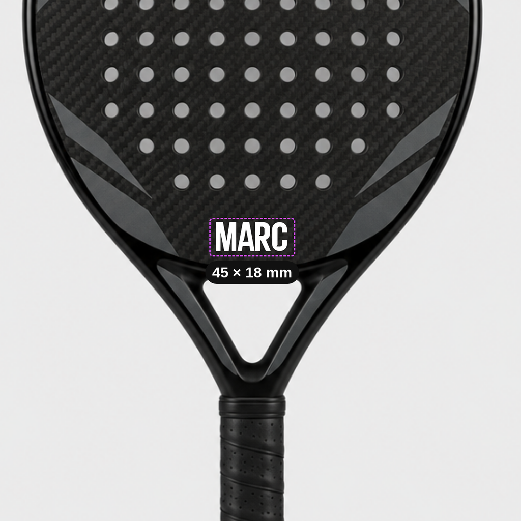 Sticker de nombre en la cara de una pala de pádel negra, 45 × 18 mm
