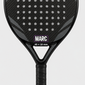 Sticker de nombre en la cara de una pala de pádel negra, 45 × 18 mm