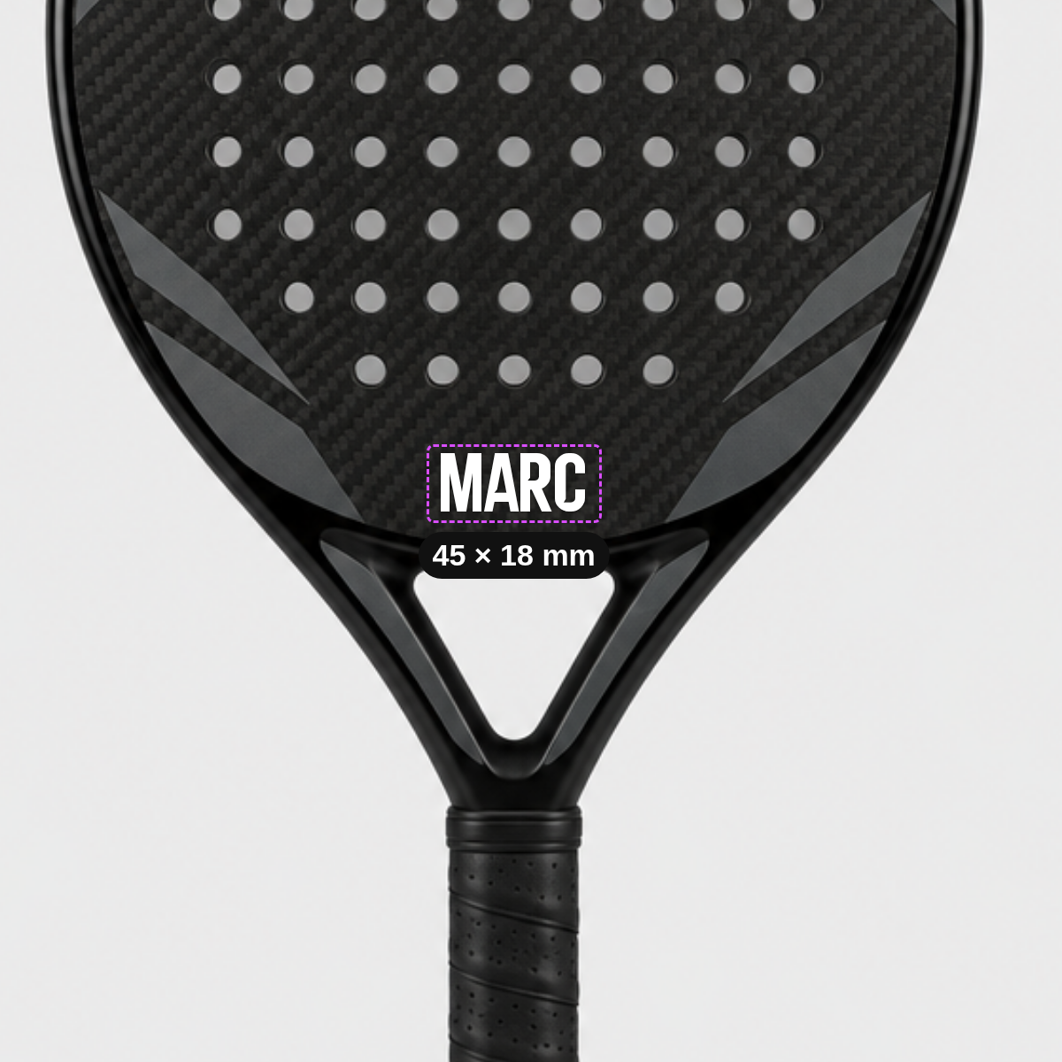 Sticker de nombre en la cara de una pala de pádel negra, 45 × 18 mm